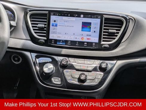 Certified 2026 Chrysler Pacifica Select FWD image 17