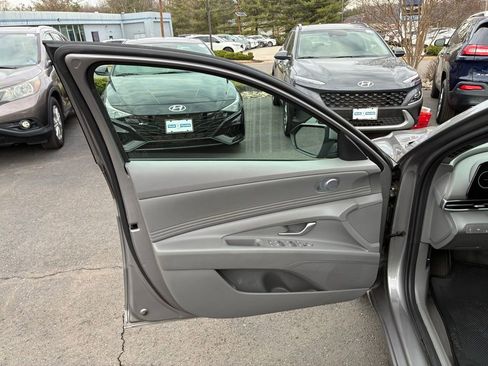 Used 2023 Hyundai Elantra SEL w/ Convenience Package image 39