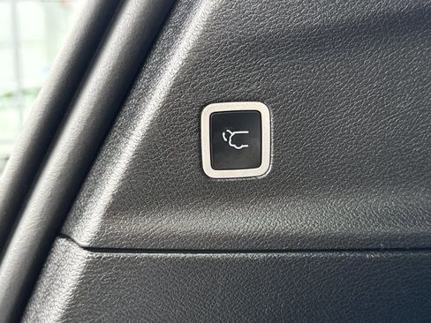 Used 2025 Chrysler Pacifica Select FWD image 11