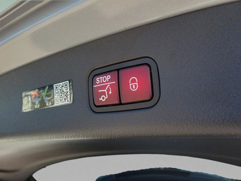 Used 2023 Mercedes-Benz GLC 300 image 6