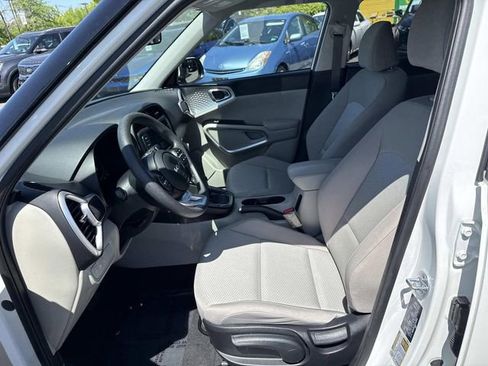 Used 2025 Kia Soul LX w/ LX Technology Package FWD image 14