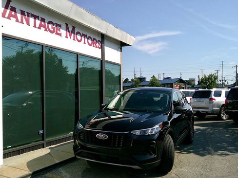 Used 2023 Ford Escape Active w/ Tech Pack #1 AWD/4WD image 1