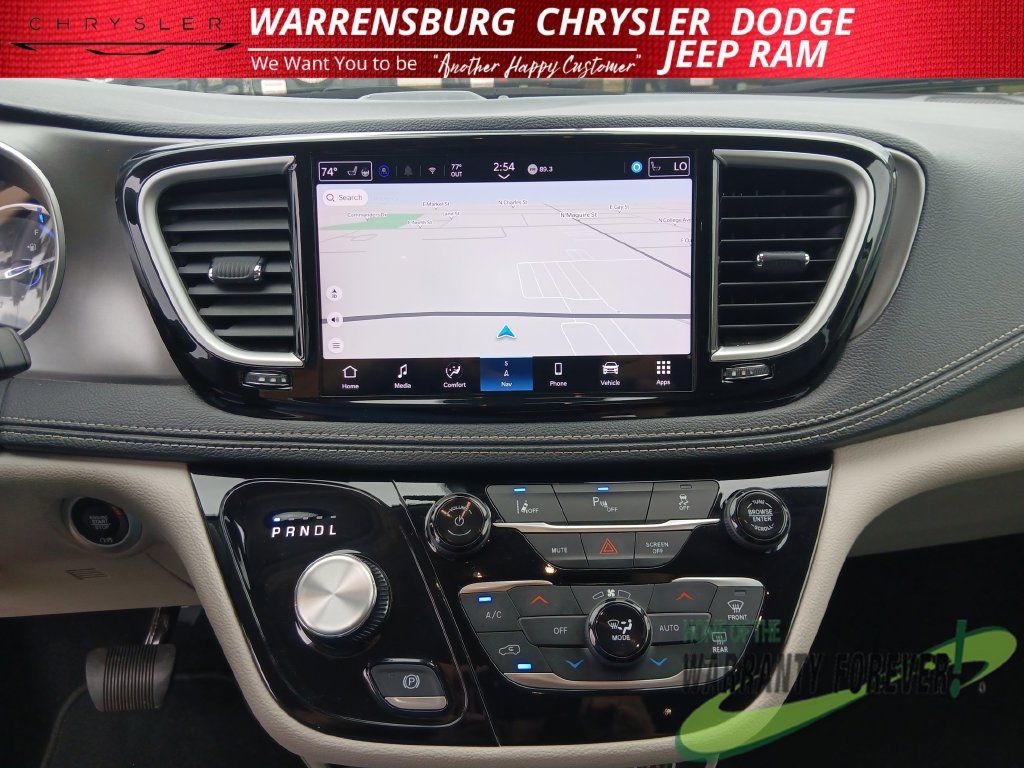 Used 2024 Chrysler Pacifica Limited FWD image 22