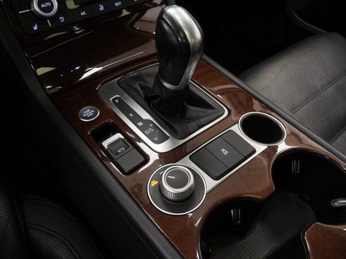 Used 2016 Volkswagen Touareg VR6 image 34