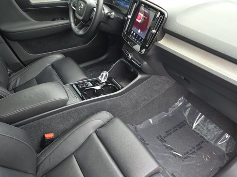 Used 2024 Volvo XC40 B5 Plus w/ Protection Package Premier AWD/4WD image 17