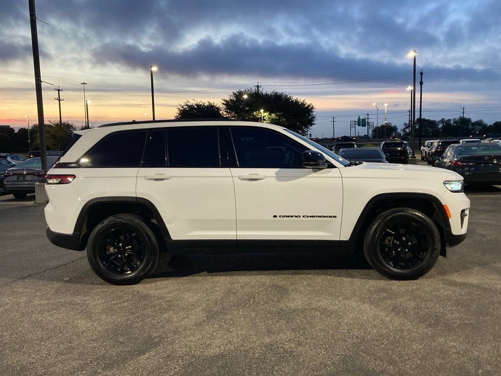 Used 2024 Jeep Grand Cherokee Altitude RWD image 4