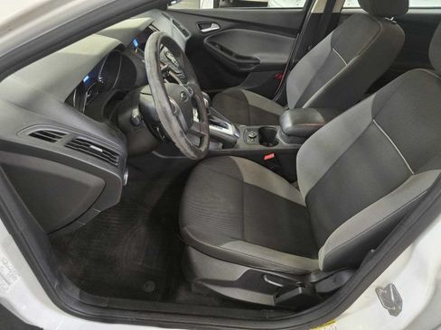 Used 2014 Ford Focus SE w/ SE Winter Package FWD image 6