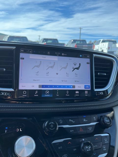 Used 2024 Chrysler Pacifica Limited FWD image 47