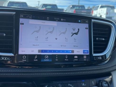 Used 2024 Chrysler Pacifica Limited FWD image 47