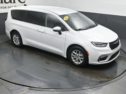 Used 2023 Chrysler Pacifica Touring-L FWD image 47