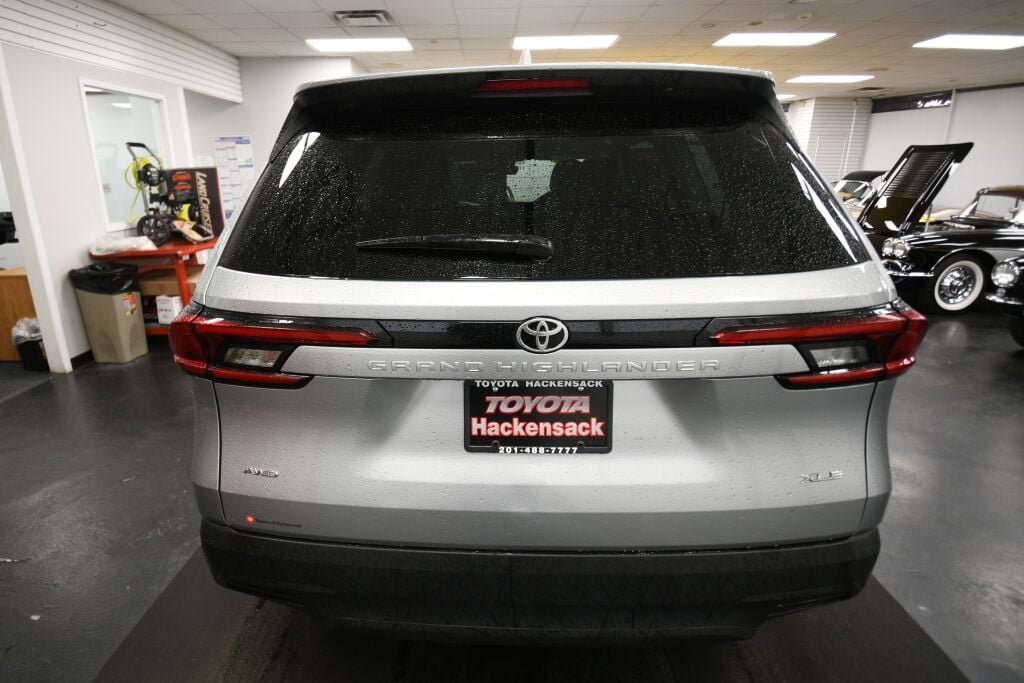 Certified 2025 Toyota Grand Highlander AWD image 6