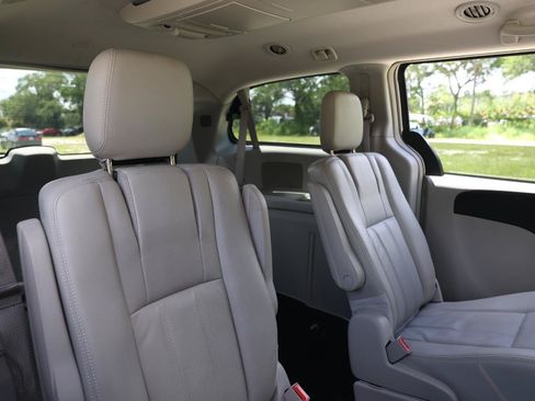 Used 2013 Chrysler Town & Country Touring FWD image 14