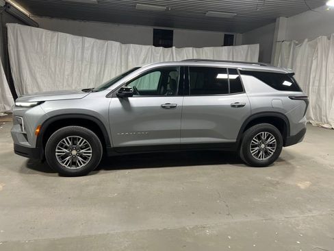 Used 2025 Chevrolet Traverse LT image 4
