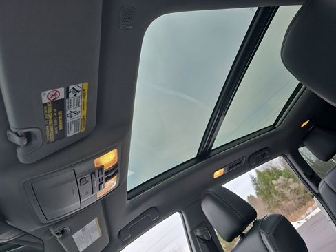 Certified 2019 Toyota Highlander Limited Platinum image 34