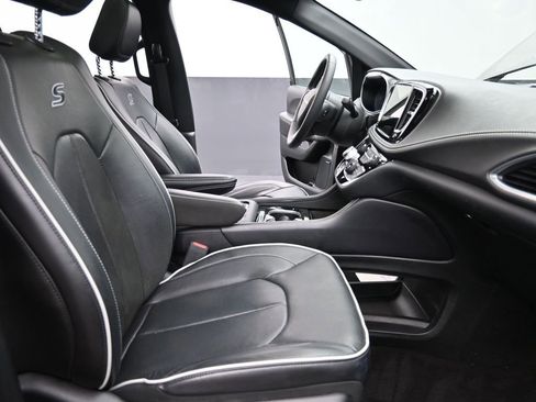 Used 2022 Chrysler Pacifica Limited w/ Uconnect Theater Family Group image 21