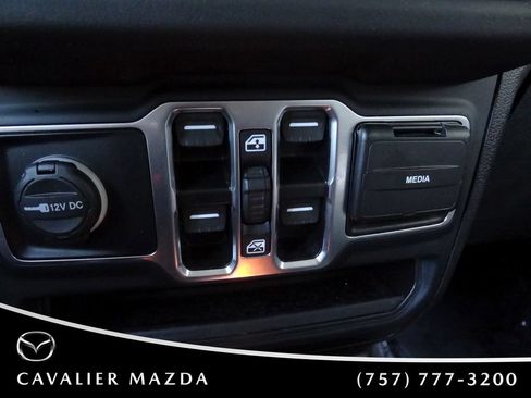 Used 2025 Jeep Wrangler Unlimited Sahara AWD/4WD image 31