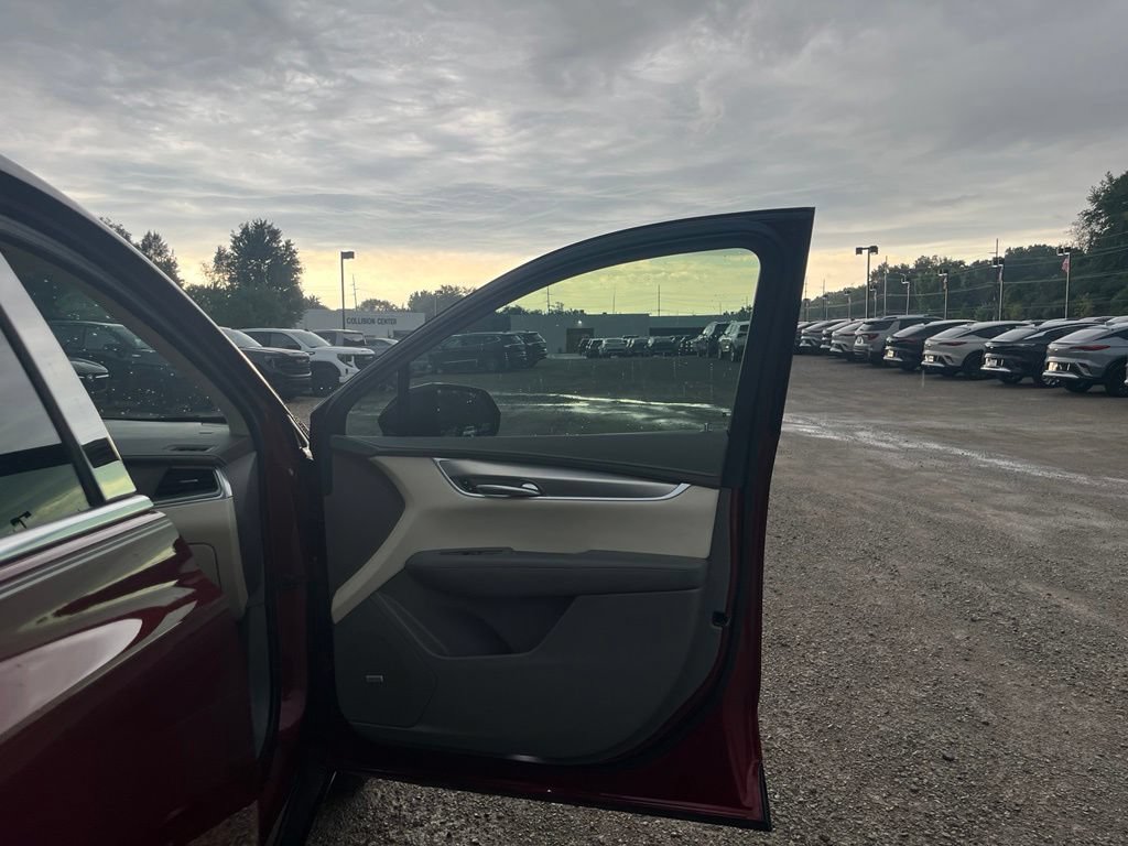 Used 2018 Cadillac XT5 Luxury w/ Driver Awareness Package FWD image 35