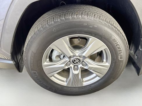 Used 2025 Toyota RAV4 XLE w/ Convenience Package FWD image 14