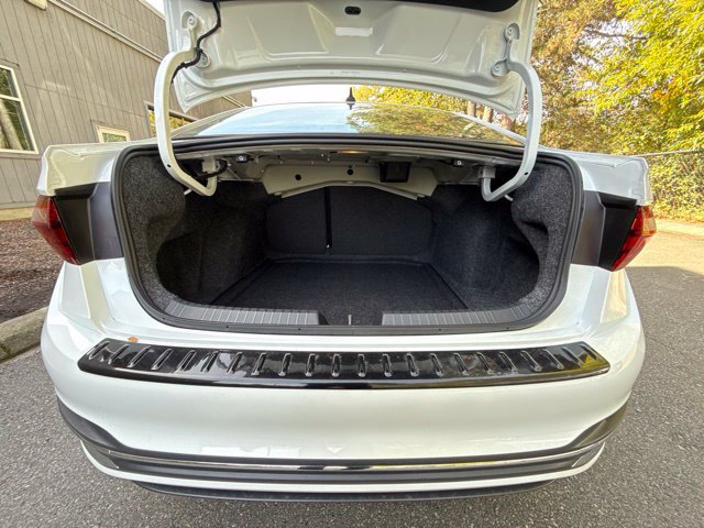 Used 2025 Volkswagen Jetta SEL FWD image 16