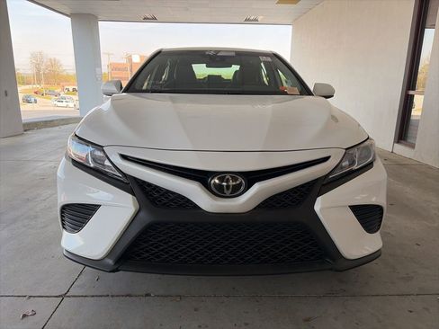 Used 2020 Toyota Camry SE image 3