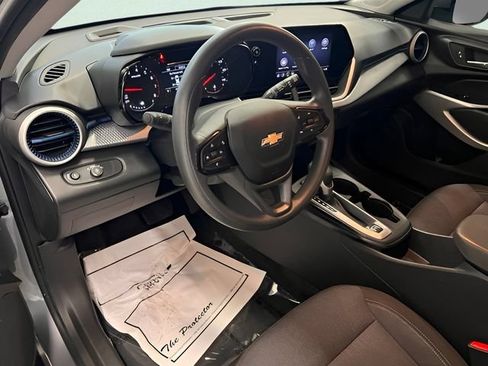 Used 2025 Chevrolet Trax LS w/ LS Convenience Package FWD image 19