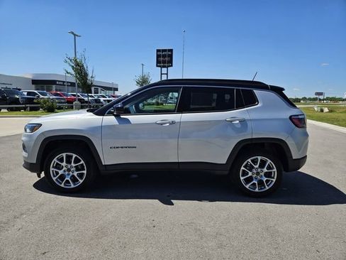 Used 2025 Jeep Compass Limited AWD/4WD image 4