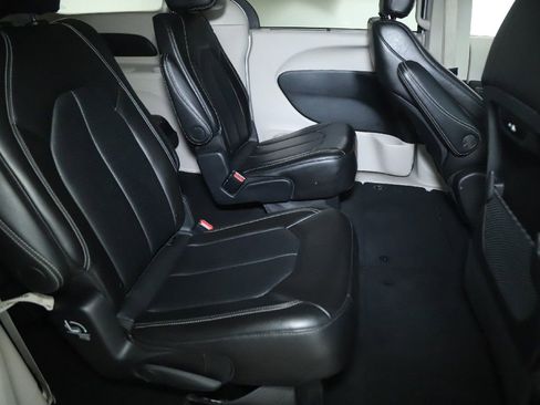 Used 2024 Chrysler Pacifica Touring-L FWD image 29