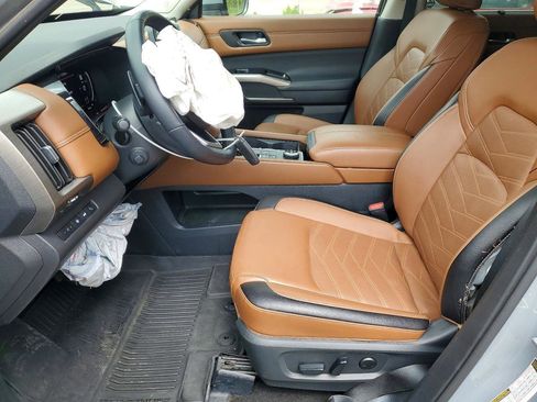 Used 2025 Nissan Pathfinder Platinum AWD/4WD image 6