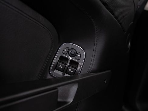 Used 2012 Aston Martin V8 Vantage Roadster RWD image 19