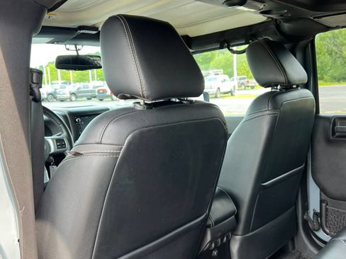 Used 2015 Jeep Wrangler Unlimited Rubicon AWD/4WD image 29