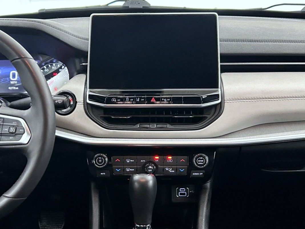 Certified 2025 Jeep Compass Limited AWD/4WD image 12