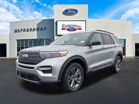 Used 2022 Ford Explorer XLT w/ Equipment Group 202A image 2