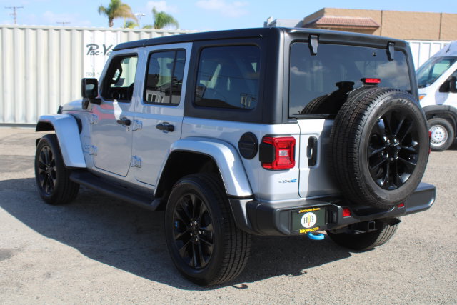 Used 2023 Jeep Wrangler Unlimited Sahara w/ Cold Weather Group AWD/4WD image 6
