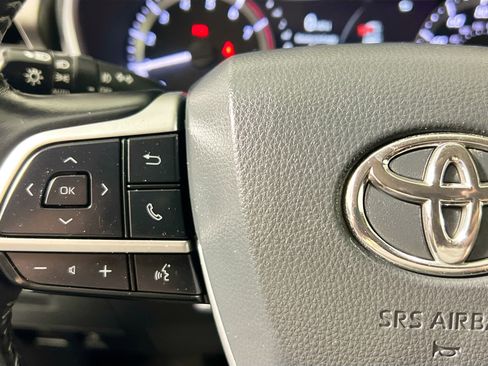 Used 2023 Toyota Highlander XLE image 18