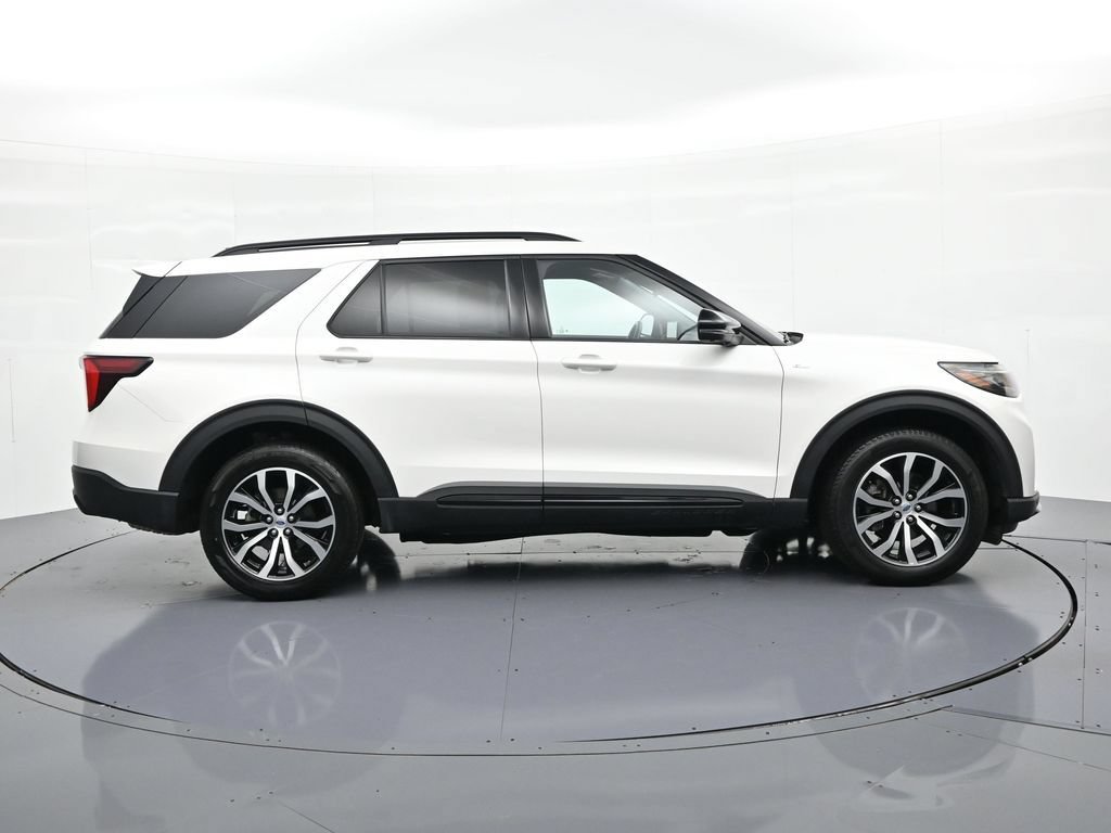 Certified 2025 Ford Explorer ST-Line AWD/4WD image 5