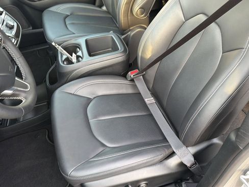 Used 2025 Chrysler Pacifica Select FWD image 29
