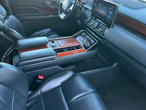 Used 2024 Lincoln Navigator Premiere AWD/4WD image 16
