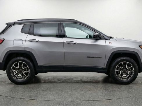 Used 2025 Jeep Compass Trailhawk AWD/4WD image 11