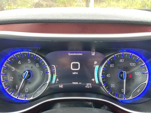 Used 2019 Chrysler Pacifica Limited w/ Advanced Safetytec Group FWD image 11