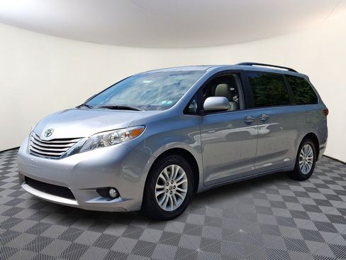 Used 2016 Toyota Sienna XLE Premium FWD image 3