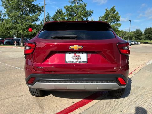 Used 2025 Chevrolet Trax LT FWD image 7