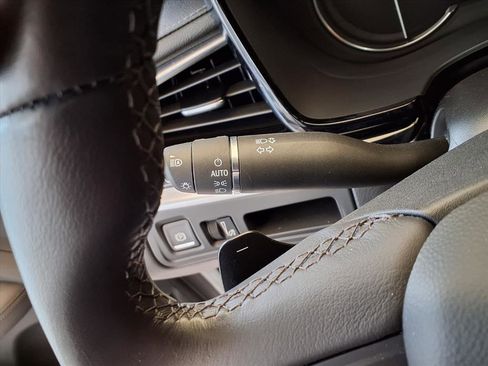 Used 2025 Cadillac XT6 Luxury image 8