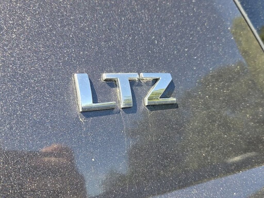 Used 2015 Chevrolet Suburban LTZ RWD image 5