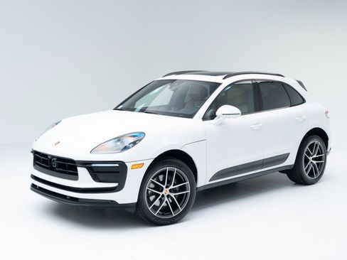 Certified 2025 Porsche Macan image 1