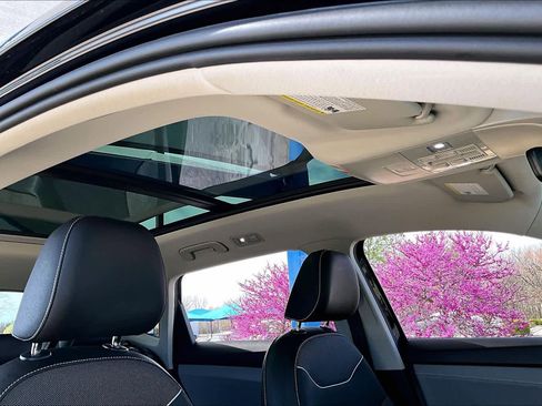 Used 2024 Volkswagen Taos SE image 14