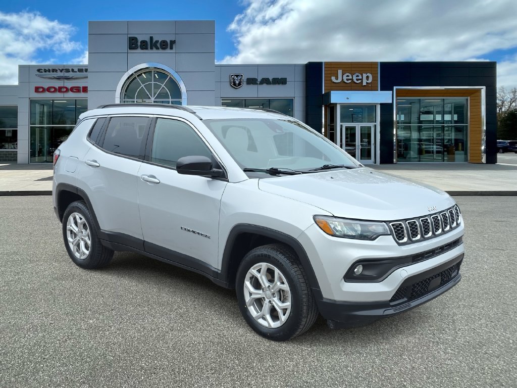 Used 2024 Jeep Compass Latitude AWD/4WD image 1