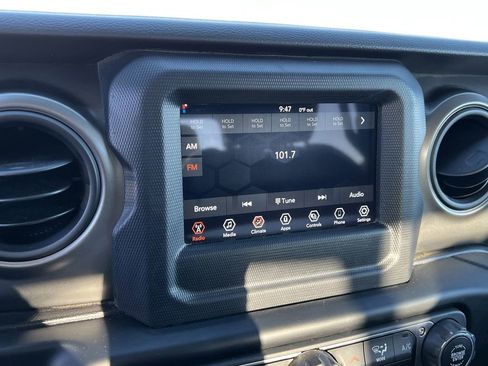 Used 2022 Jeep Gladiator Sport image 21