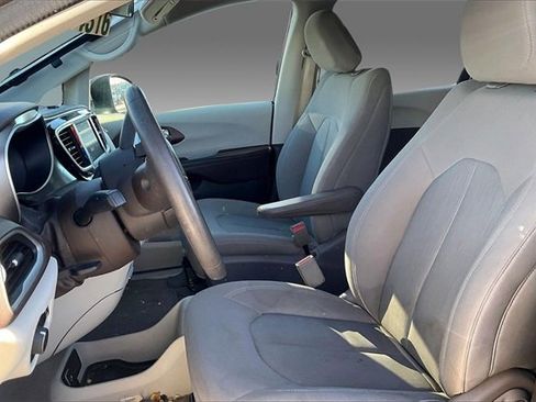 Used 2018 Chrysler Pacifica L image 5