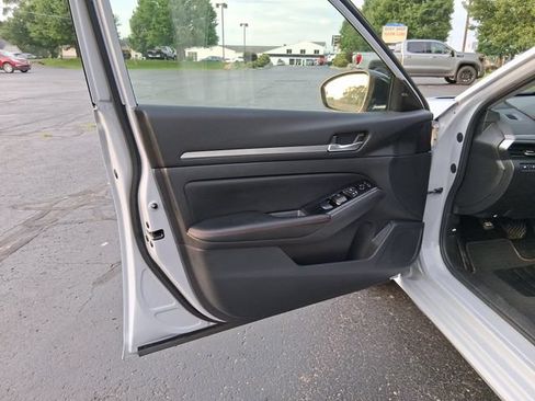 Used 2024 Nissan Altima 2.5 SR FWD image 9