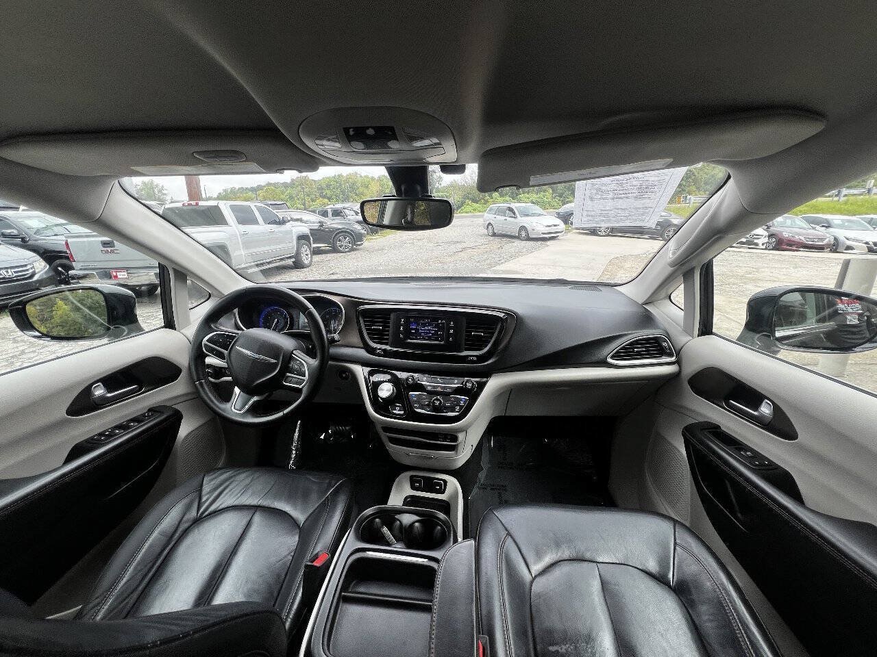 Used 2017 Chrysler Pacifica Touring-L FWD image 13